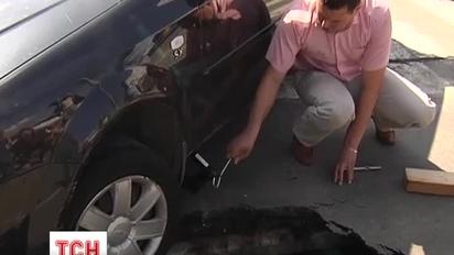 У Києві біля Поштової площі авто втрапило у вирву