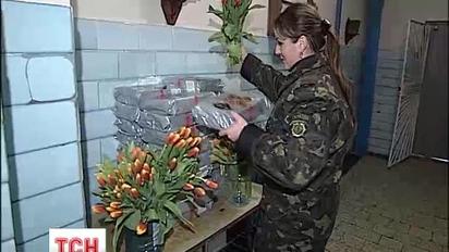 Усім заарештованим жінкам роздали квіти, печиво й цукерки