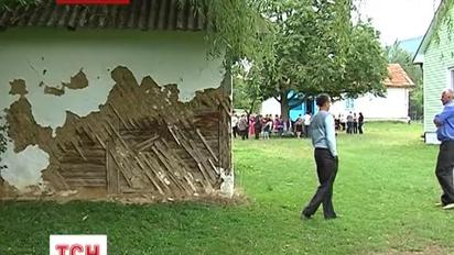 Батьки на Прикарпатті не пускають своїх дітей у аварійну школу
