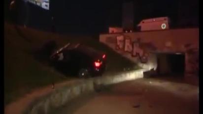 У Києві автомобіль Mazda застряг у газоні