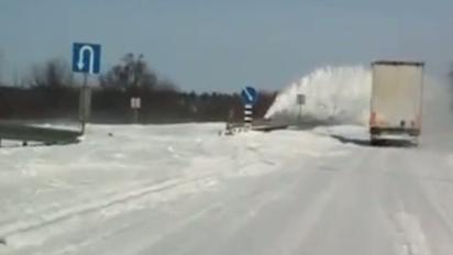 Шляховики "обстрілюють" снігом водіїв зі спецтехніки