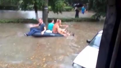 У Луцьку після зливи городяни пересувалися на човнах