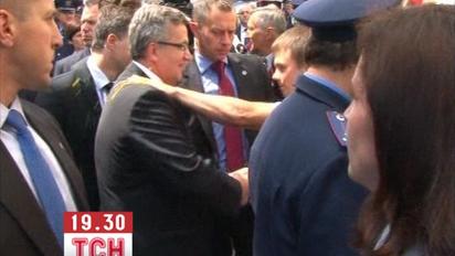 Юнаку, який поцілив яйцем у президента Польщі, загрожує до трьох років