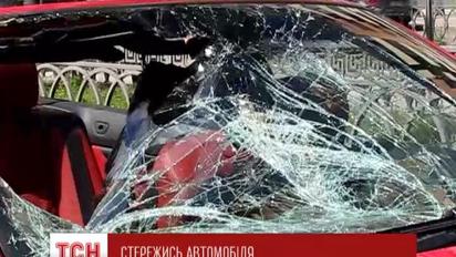 У Києві на бульварі Лесі Українки під колесами авто загинула жінка