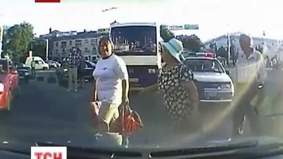 У Сімферополі мікроавтобус в’їхав у натовп людей