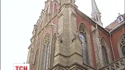 Костел Святого Миколая у Києві тріщить і цвіте грибком