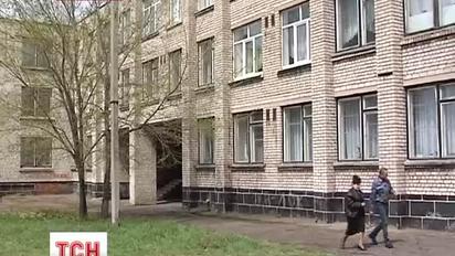 В Алчевську дев'ятикласник вистрибнув із вікна школи