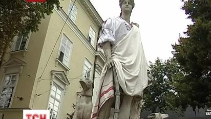 Богів вдягли у вишиванки