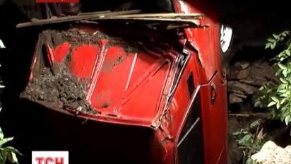 На Луганщині авто з людьми впало у 20-метровий колодязь