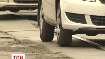 У Києві водій влігся посеред проїжджої частини