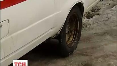У столиці через нечищені вулиці у каретах швидкої помирають люди