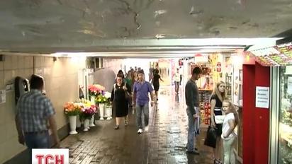 В Києві затопило перехід на станції метро Олімпійська