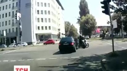 У Києві автомобіль влаштував аварію з мотоциклом