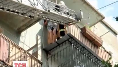 90-річна бабуся вже вчетверте намагається втекти з квартири через балкон