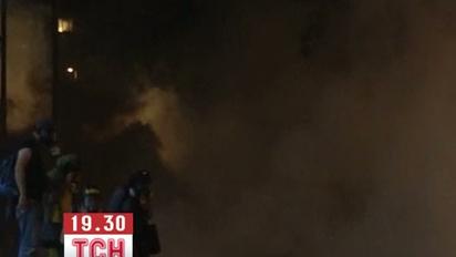 В перервах між сутичками турецькі революціонери дарують поліції квіти