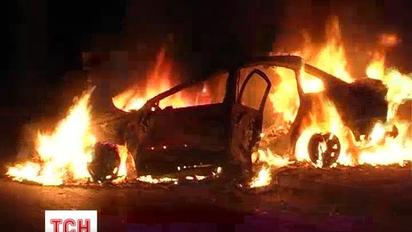 У Києві вщент згорів автомобіль