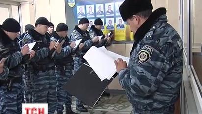ТСН дізналася, як проходять будні дні працівників "Беркуту"