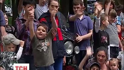 В Києві малюків-аутистів байкери вчили долати страхи