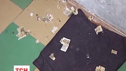 У Броварах жінка кидається на людей з молотком