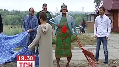 У Києві увіковічнили "Бабцю з кравчучкою"