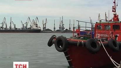 У Бердянську рибалки розвантажують рибу прямо на пляжах