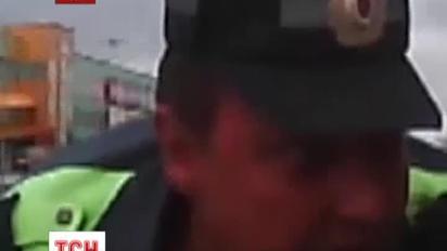 Водій розповів, чому провіз на капоті ДАІшника