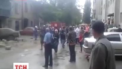 Із-під завалів будинку в Одесі почали витягати людей