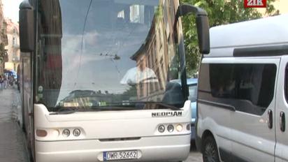 У Львові чоловіки перенесли Opel, який влаштував затор