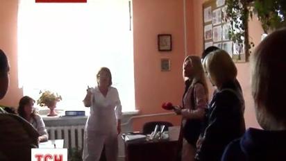 На Хмельниччині матері майже штурмом брали кабінет головного педіатра
