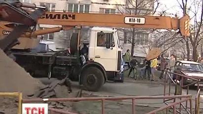 У Києві цілий екскаватор пішов у котлован