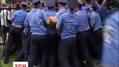 В Києві громадські активісти вимагали зустрічі з раненими правоохоронцями