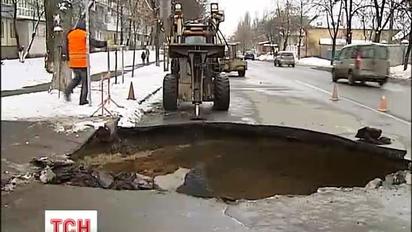 У Святошинському районі посеред дороги утворилася велика яма