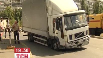 У Києві на Русанівці вантажівка на ходу застрягла в асфальті
