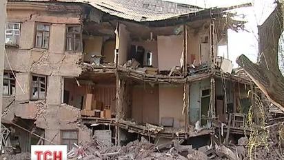 На Донеччині двоє людей постраждали під завалами будинку
