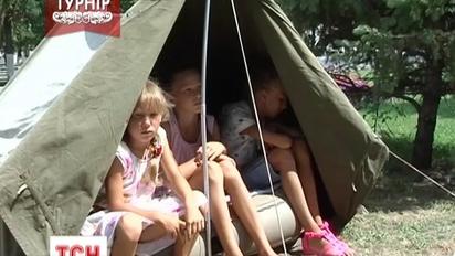 Біля Херсонської мерії оселилася родина з п'ятьма дітьми