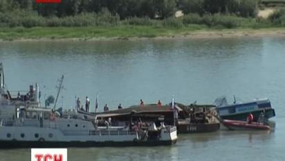 В Росії вантажна баржа зіштовхнулася з пасажирським теплоходом