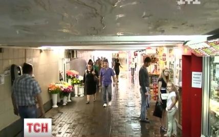 Ремонтники ігнорують "дощ" зі стелі, який заливає перехід на метро "Олімпійська"