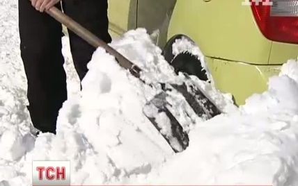 Підприємливі кияни пропонують відкопати авто з кучугури за 350 грн