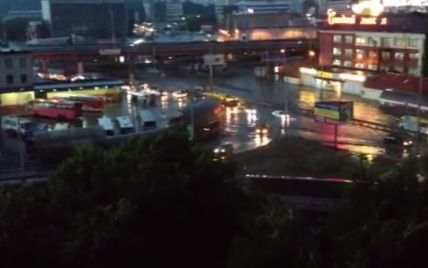 Потоп у Києві: потужна злива затопила кілька районів і автовокзал (відео)