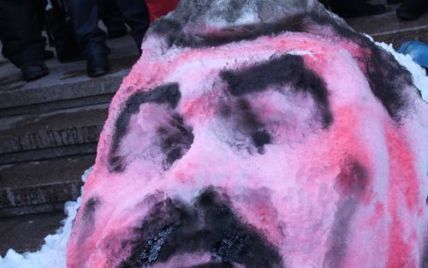 Під мерією Києва спалили опудало "гарного госпідара" Попова
