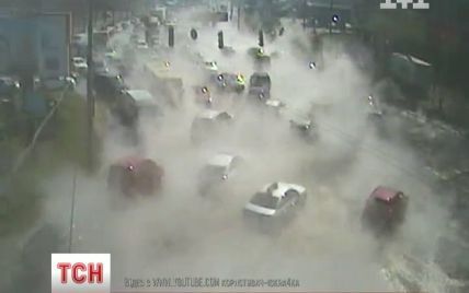 У Києві шматки дороги від водяного "вибуху" розлетілися в радіусі 100 метрів