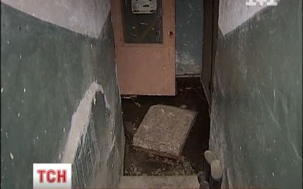 У Києві мешканці будинку живуть із фекаліями в підвалі, а ЖЕКу байдуже