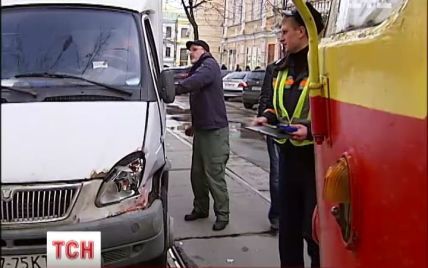 У Києві вантажівка не поділила дорогу з трамваєм