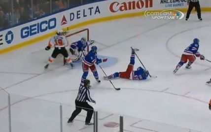 Канадському хокеїсту ледь не вибили око шайбою в матчі НХЛ (відео)