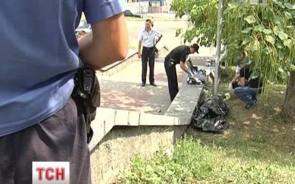 У Києві біля залізничного вокзалу люди ходили повз труп жінки