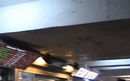Перехід на станції метро "Олімпійська" почало заливати водою (відео)