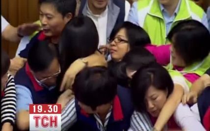 На Тайвані депутати влаштували бійку: жінки виривали волосся і душили одна одну