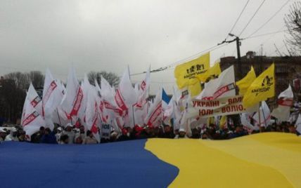 Звільнений Луценко "мчить на всіх парах" в Київ, де вже мітингують тисячі активістів (відео)