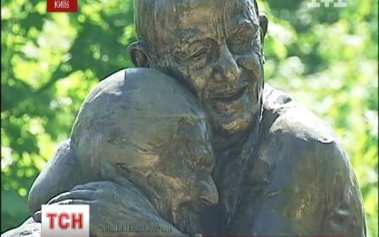 Пам'ятник закоханим італійцю та українці прикрасив центр Києва