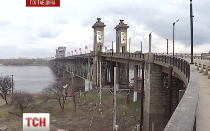 Закриття аварійного мосту через Дніпро паралізує кілька трас державного значення